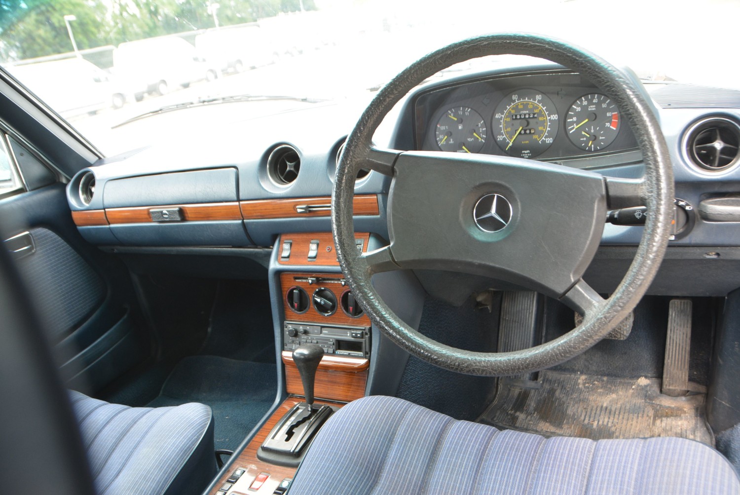 Mercedes-Benz 230E (W123)