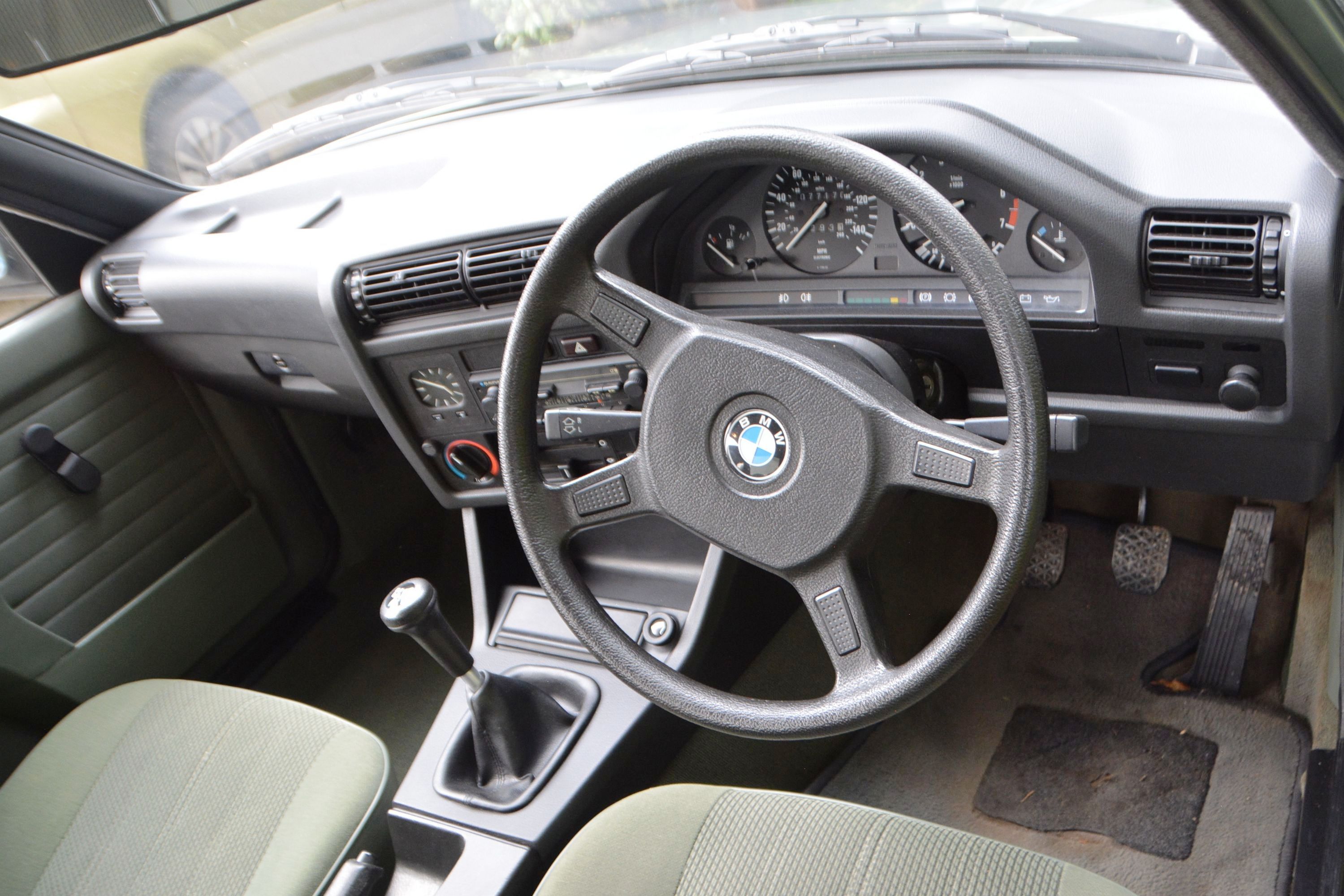 BMW 318i (E30)