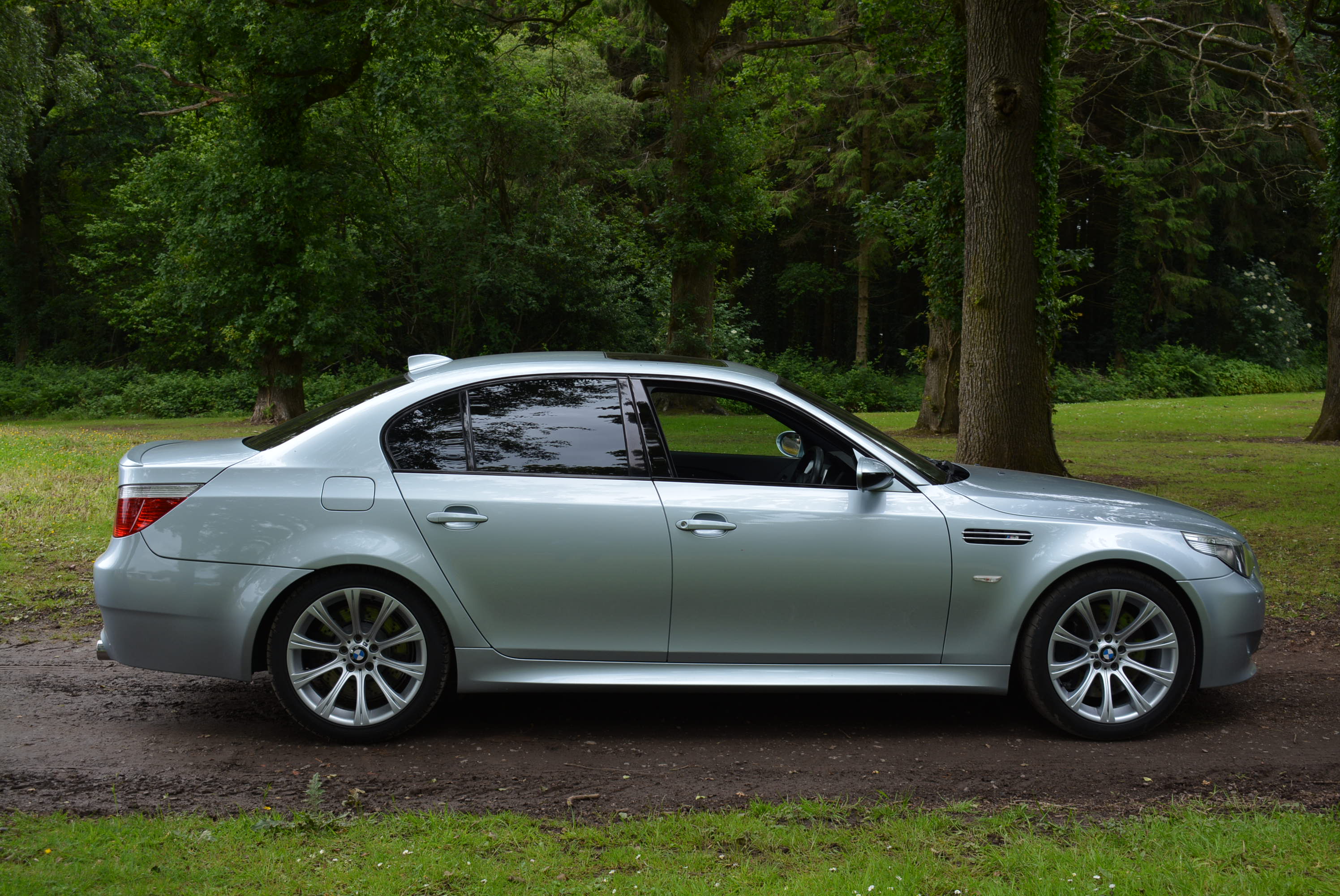 BMW M5 (E60)